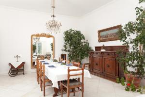 jadalnia ze stołem i lustrem w obiekcie Villa Lamaro w mieście Piano di Sorrento