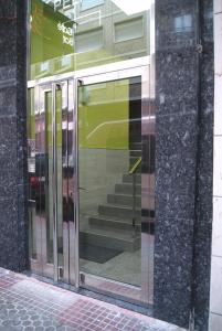 Facaden eller indgangen til Cálfred Junto a Parque Gallarza