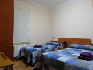 Zimmer mit 2 Betten und blauer Bettwäsche in der Unterkunft Cálfred Junto a Parque Gallarza in Logroño