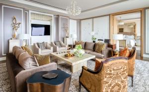 Area tempat duduk di Four Seasons Hotel Jakarta