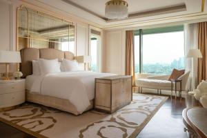 Tempat tidur dalam kamar di Four Seasons Hotel Jakarta