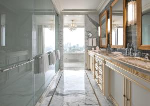 Kamar mandi di Four Seasons Hotel Jakarta