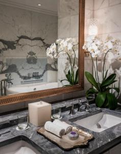 Kamar mandi di Four Seasons Hotel Jakarta