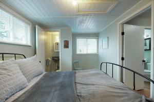 - une chambre avec un lit dans l'établissement Westport Marina Guest House, à Westport