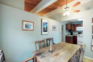 une salle à manger avec une table en bois et un ventilateur de plafond dans l'établissement Westport Marina Guest House, à Westport