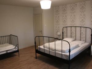 een slaapkamer met 2 bedden en een lamp erin bij Classic Mansion in Poperinge with Fenced Garden in Poperinge
