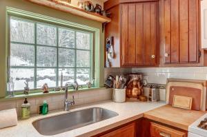 Η κουζίνα ή μικρή κουζίνα στο Mount Holly Home +34 φωτογραφίες