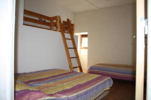 Poschodová posteľ alebo postele v izbe v ubytovaní Les Mistinguettes