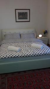 Una cama con dos almohadas blancas encima. en Ever Green, en Mestre