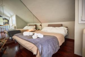 1 dormitorio con 2 camas y toallas. en Sempione Cozy Studio, en Milán