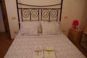 una camera da letto con un letto con due asciugamani sopra di Residenza Ducale a Ferrara