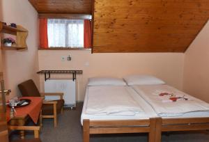 Dormitorio pequeño con cama y mesa en Chata Slunečná en Jestrabi V Krkonosich