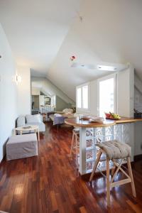 cocina y sala de estar con mesa y sofá en Sempione Cozy Studio, en Milán