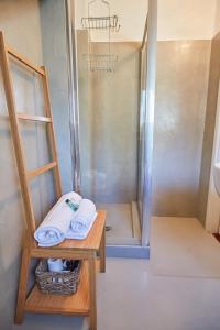 een badkamer met een douche en handdoeken op een tafel bij Sempione Cozy Studio in Milaan