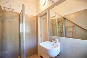 Un baño con lavabo y ducha en GuestHost - Studio con Balcone per 2 persone, en Milán 23 fotos más