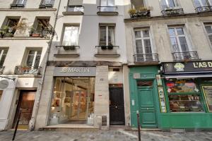 パリにあるMarais-Rue des Rosiers ID 24の緑のドアと窓のある建物の外観