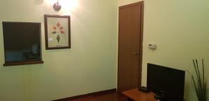 um quarto com uma televisão e um espelho na parede em Hospitality Centrum - Magheru em Bucareste