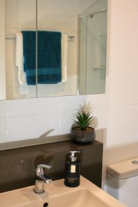 Gallery image of Governor Luxe 1 BR Apartment in the heart of Barton WiFi Gym Wine Secure Parking Canberra in Kingston 