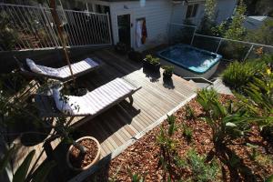 - une vue aérienne sur une terrasse avec un bain à remous dans l'établissement Sunny Side Up B&B Rye, à Rye