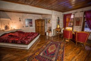 a bedroom with a bed and a table and chairs at Karlık Evi Hotel - Special Category in Uçhisar