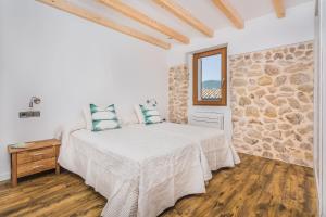 A bed or beds in a room at Townhouse Can Coa by SunVillas Mallorca