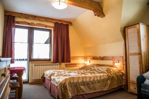 une chambre avec un lit et une fenêtre dans l'établissement Willa Widokowa Wojnar, à Zakopane 120 autres photos