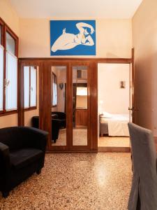 een woonkamer met een spiegel en een bank bij Ca’Molin in Venetië