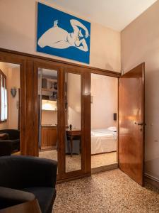 een woonkamer met een spiegel en een bed bij Ca’Molin in Venetië