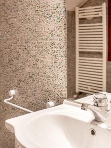 een badkamer met een witte wastafel en een spiegel bij Ca’Molin in Venetië