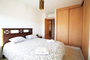 ネルハにあるApartment Poseidon by SpainSunRentals 1081のベッドルーム1室(大型ベッド1台、木製のドア付)