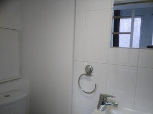 een badkamer met een toilet, een wastafel en een raam bij Gîte du Vieux Lyon in Lyon
