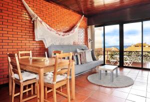 ein Wohnzimmer mit einem Tisch und einem Sofa in der Unterkunft Sunset Balcony in Estoril - Checkinhome in Estoril