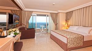 TV a/nebo společenská místnost v ubytování Xperia Saray Beach Hotel