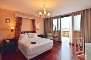 una habitación de hotel con una cama y un balcón en Quinta de San Amaro Rias Baixas, en Meaño 37 fotos más