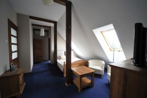 Habitación con dormitorio con cama y espejo. en Vertigo Narie, en Morąg