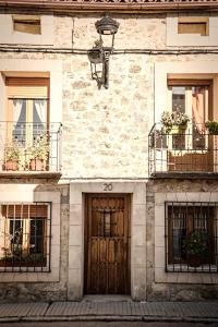 シグエンサにあるCasa La Alegria De La Alcarria IIの石造りの建物(二つのドアと二つの窓)