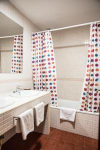 bagno con lavandino, vasca e specchio di Casa La Alegría de La Alcarria I a Torremocha del Campo
