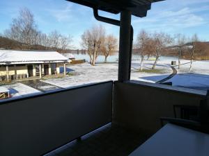 Ferienwohnungen am See v zimě