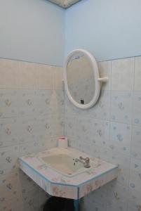 y baño con lavabo y espejo. en Sunsea Resort, en Baan Khai