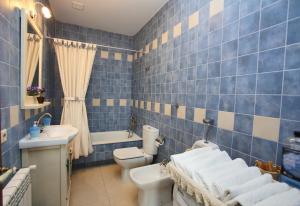 Ένα μπάνιο στο Apartamentos lagunas +44 φωτογραφίες