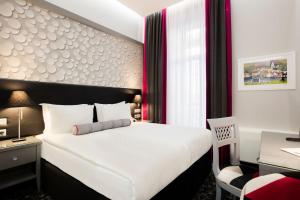 Säng eller sängar i ett rum på Hotel Central Sarajevo