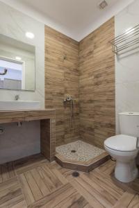 een badkamer met een toilet, een wastafel en een douche bij Mare Naxia Hotel in Naxos Chora