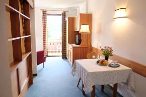 a room with a table with a bowl of fruit on it at Ferienwohnungen Fiala-Köfer in Pörtschach am Wörthersee +38 photos