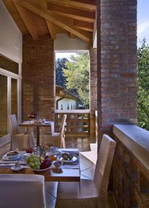 a dining room with a table and chairs at Ca' Murà Natura e Resort in Maserà di Padova