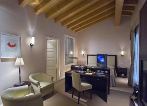 馬塞拉-迪帕多瓦的住宿－卡姆拉天然度假酒店，客房设有带电脑和椅子的书桌。