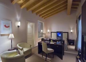 a room with a desk with a computer and chairs at Ca' Murà Natura e Resort in Maserà di Padova