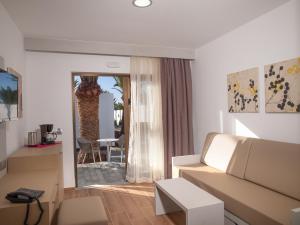 sala de estar con sofá y mesa en HL Rio Playa Blanca, en Playa Blanca