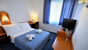 Ένα ή περισσότερα κρεβάτια σε δωμάτιο στο Hotel Alkar