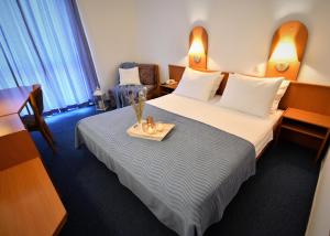 Ένα ή περισσότερα κρεβάτια σε δωμάτιο στο Hotel Alkar