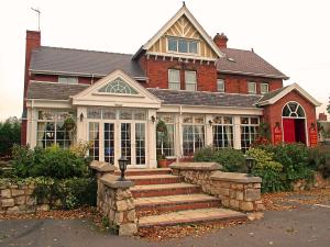 una casa con una escalera de piedra delante de ella en The Punchbowl Inn, en Thorne